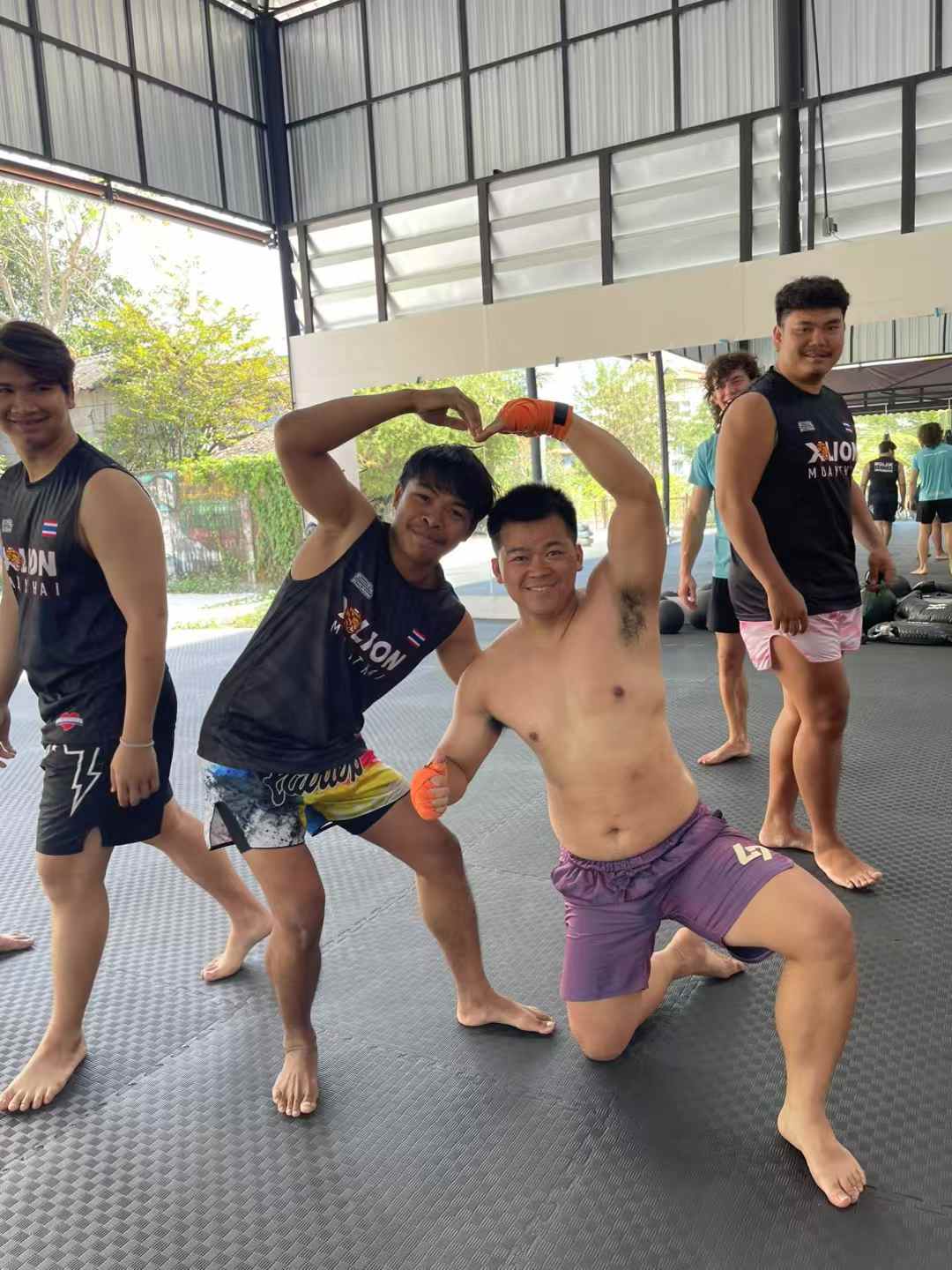 首先，欢迎来到 Xlion Muaythai Gym！